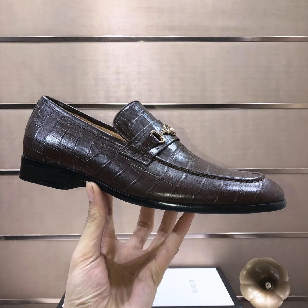 Men's shoes💰500💰Italy's top luxury men's shoe giant (GUCCI) (Gucci) (full cowhide lining) new arrival🍃Original European style🔰 Pleasant to the eye😍In order to make the shoes more durable and non-deformable🌀The production continues to follow traditional methods but there is still no lack of innovation💪Choose original sheepskin for the leather♻️ Smooth and natural And extra bright ⭐Made of imported cowhide, the first choice of rich people 38-45 (45 customized)